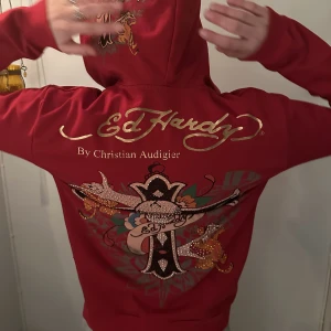 Ed Hardy Zip - Snygg Ed Hardy zip hoodie med coola detaljer. Helt oanvänd! Skulle säga att den är i strl S men den är ganska stretchiga så passar även M❤️‍🔥