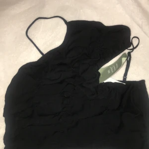 Svart snygg topp  - Säljer denna fina topp från hm som har prislappen på, aldrig andvänd. Säljer då den blivit för stor, priset kan diskuteras, vill helst bli av med den💘💘