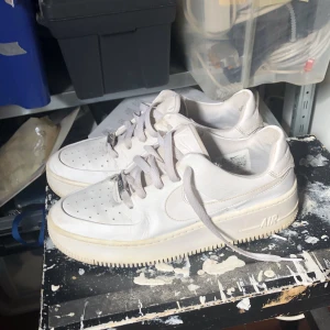 NIKE AIR FORCE 1 SAGE LOW TRIPPLE WHITE - ⬜️Nike Air Force 1 Sage Low Tripple White⬜️📏Storlek 40📏🔥Perfekta sneakers som passar till allt🔥💬DM för frågor💬📦Fraktas i dubbelbox📦🏷️Pris kan diskuteras vid snabb affär🏷️