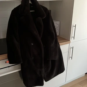 Faux pälskappa - Lång pälskappa (faux-päls), strl S. Nypris 900. Perfekt skick!