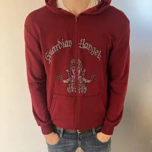 Rhinestone zip röd - En röd Zip tröja sparsamt änvänd. Storlek L Skriv för frågor :)