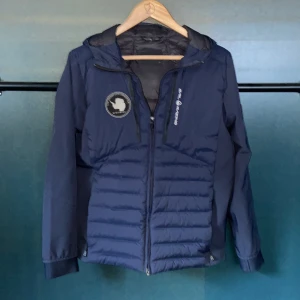 Sailracing hybrid jacka, Navy blue - Fåtal ggr använt, skick 8,5/10 perfekt för våren, sommarkvällar och hösten, nypris 2500 mitt pris 900