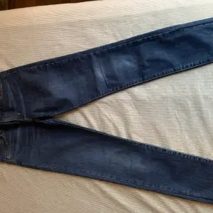 Levis jeans fick dem som present där de va för små, de är storlek 26