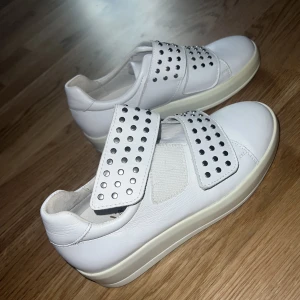 Vita skor med nitar - Storlek 36  Köpte dem för 1100kr  Säljer för 400kr Pris kan diskuteras vid snabb affär Vill sälja den för att dem e för små helt oanvända 