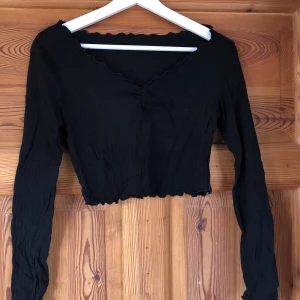 Svart långärmad croptop - Svart långärmad croptop. Sparsamt använd, säljer då den inte kommer till användning. Frakten ingår i priset 💚