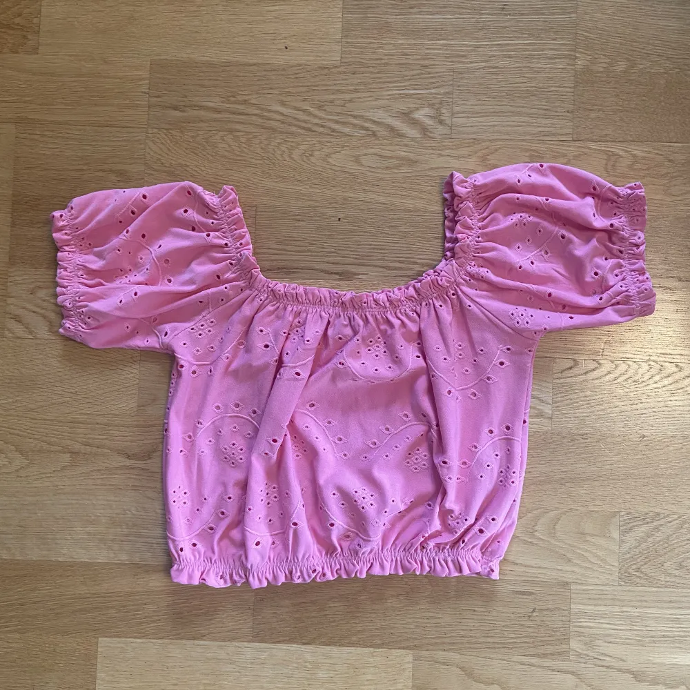 Jättegullig rosa croppad top. Kan bäras off-shoulder eller med fyrkantig urringning 💕  Frakten blir 45 kr, men kan mötas upp I Göteborg eller Mölndal. Toppar.