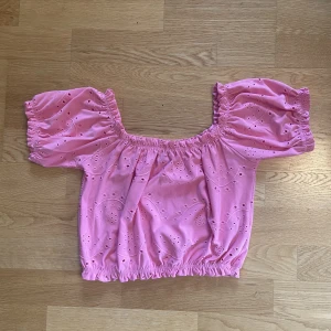 Rosa croptop - Jättegullig rosa croppad top. Kan bäras off-shoulder eller med fyrkantig urringning 💕  Frakten blir 45 kr, men kan mötas upp I Göteborg eller Mölndal