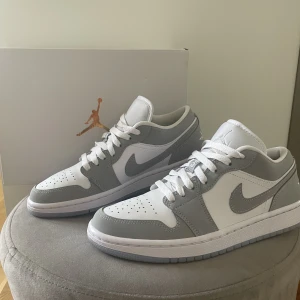 Jordan 1 ”Wolf Grey” Low - Helt nya Jordan 1s, köpta i februari.  Säljer pga storlek.    Kontakta för fler bilder/videos/frågor. Priset kan diskuteras 
