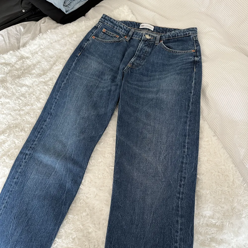 Straight mid rise jeans från zara i mörkblå färg, just dessa säljs inte längre!  Nyskick och storlek 38! . Jeans & Byxor.