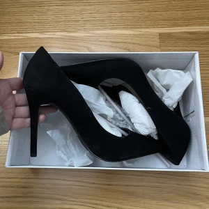 Court shoes - Svarta suede klackar från NLY shoes.  Storlek 38.  Endast testade.