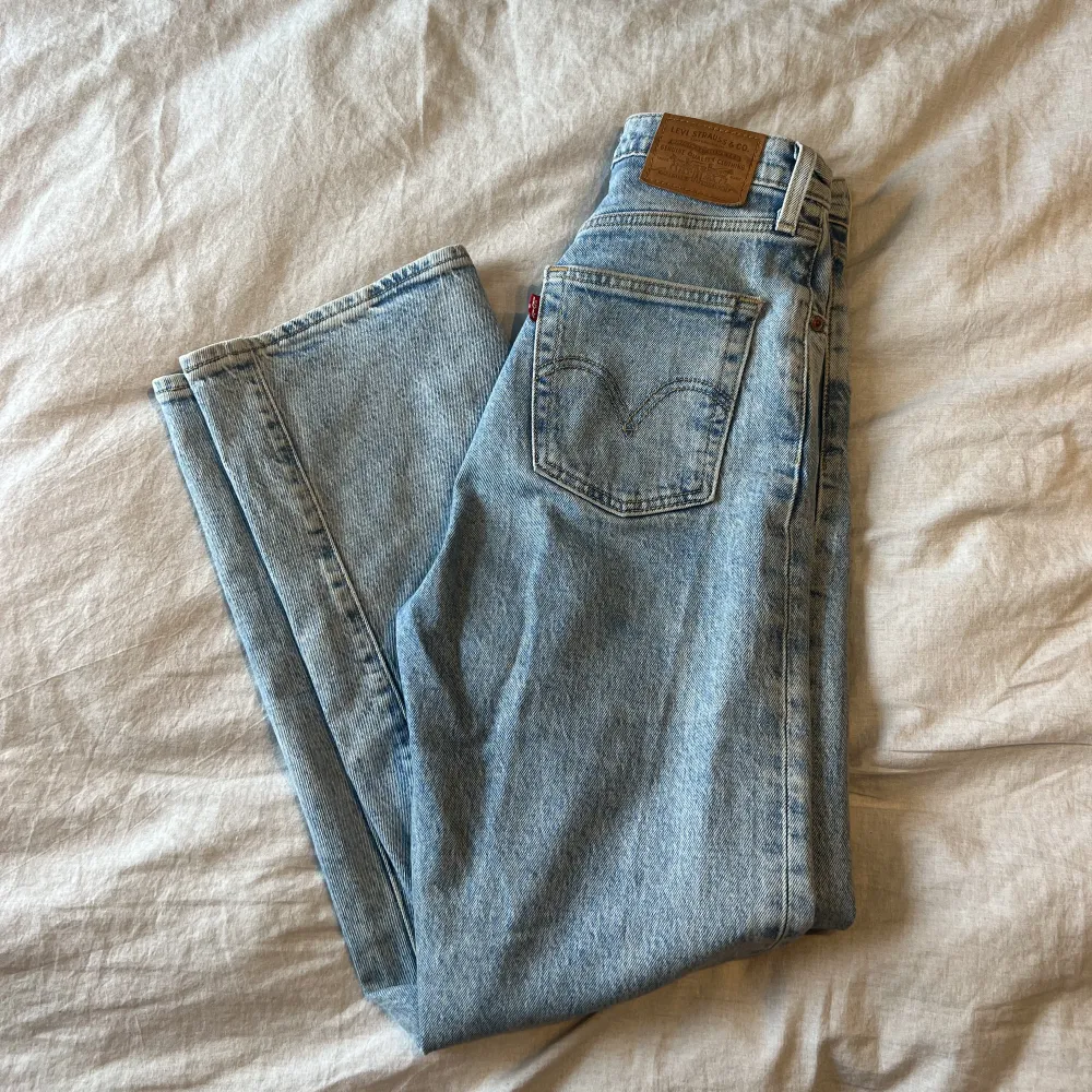 Levis Ribcage straight jeans. Jeansen är i storlek 24, men passar mig som vanligtvis är en XS/S. Väldigt stretchiga och sköna!. Jeans & Byxor.