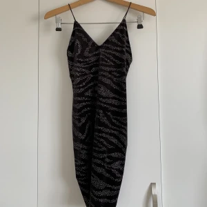 Paljettklänning - Svart mini dress med paljetter från H&M, använd en gång. Tajt passform. 