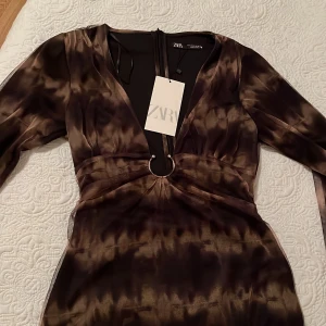 mini klänning  - långärmad kortklänning från zara aldrig använd 🤍slutsåld