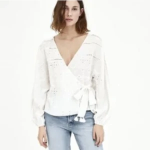 Blus med broderier  - Vit omlottblus med broderier från ZARA, använd endast en gång så i mycket bra skick, storlek S. Använd gärna ”köp nu”.