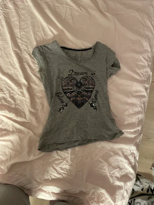 T-shirt med tryck - Tror den är köpta på Primark i london! Kan säljas billigare