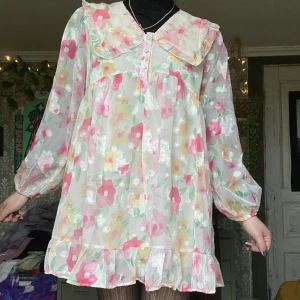 Klänning  - Helt ny klänning med lappen kvar, säljer pga inte min stil. Superhärlig och somrig. Ganska kort. Står ej någon storlek men passar mig som är s, passar nog xs också beroende på hur man vill att den ska sitta☺️