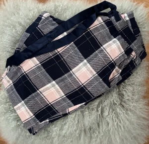 Pyjamasbyxor Hunjemöller - Rutiga byjamadbyxor från Hunkemöller. Använda givetvis. Nypris 300kr.