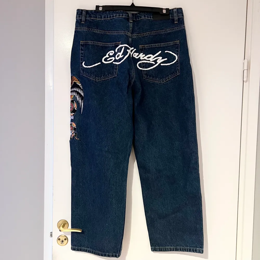 Asballa ed hardy jeans i storlek M. Säljer då de ej passar och då den som vann budgivningen inte svarar. Helt nya, endast provade. . Jeans & Byxor.