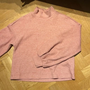 Rosa polo tröja från shein  - Använd fåtal gånger normalstor i storleken axelbredd 44cm längd 55cm 