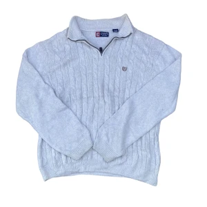 Vit vårtröja - Asgo vit sweatshirt för våren! Modell är 186 och bär vanligtvis M-L. :)