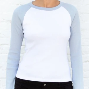 Brandy melville tröja - Säljer en super fin brandy melville tröja som aldrig är använd, jätte fin blå färg till sommaren och våren! Säljer för 150 kr men pris kan diskuteras😁