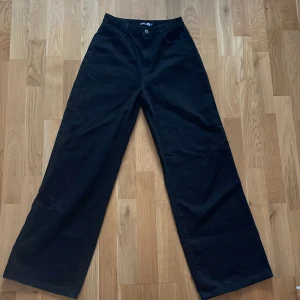 Svarta jeans  - Jättesnygga svarta jeans som jag tyvärr inte får användning för pga de är lite för små. Nyskick, använda 1 gång 