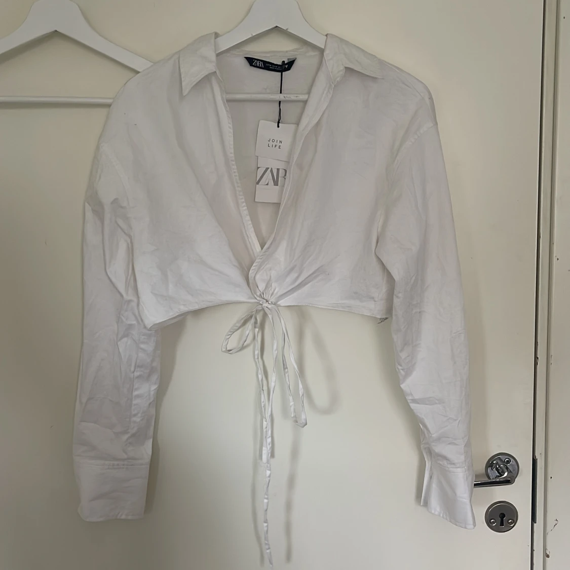 Skjorta crop omplott med knytning 