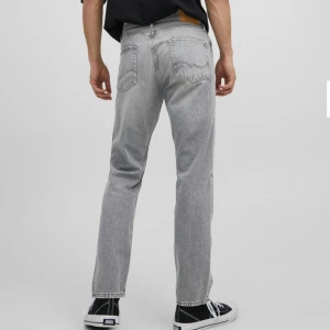 Jack and Jones jeans - Helt nya Jack and Jones jeans, köptes till min kille i julklapp men vart för små, strl W33/L32  Nypris 600kr