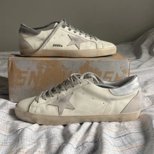 Golden Goose Superstar Sneakers - Säljer mina Golden goose skor till bra pris! Sparsamt använda, cond: 9/10 Pris kan diskuteras vid snabb affär! TAR EJ EMOT BYTE, Dma för frågor och/eller mer bilder :)  *Jag tvättar även skorna så gott jag kan innan dom skickas*