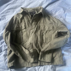 Tunn militärjacka  - Tunn millitärjäcka💚 Super bra skick!  Storlek 36  Köpare står för eventuell frakt!