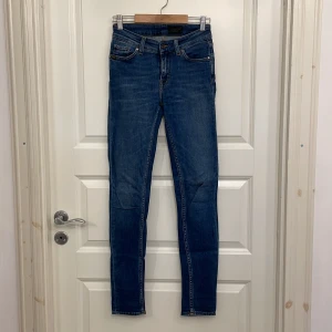 Mörkblåa Tiger jeans  - Säljer dessa Tiger of Sweden jeans då dom inte används längre. Sitter perfekt och är i bra skick. Storleken är i jeansstrolekar så 26 är midjan och 30 är längden. 