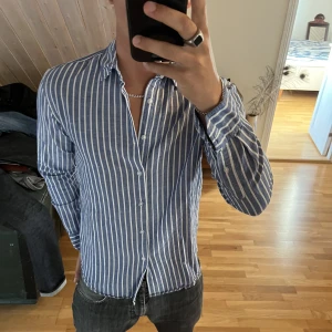 Randig skjorta  - Randig skjorta som inte andvänds längre. Storlek:M Pris:50 kr + frakt Betalning sker via Swish, skriv om ni har frågor