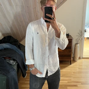 Ralph lauren linneskjorta - Linneskjorta från Ralph lauren i bra skick, andvänd fåtal gånger Storlek : M Nypris:1599 kr Pris 599 + frakt Betalning sker via Swish, skriv om ni har frågor!