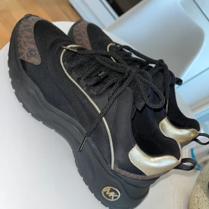 Michael kors sneakers  - Helt nya michael kors skor köpta för 1600kr säljs pågrund av fel storlek. Storlek 39.