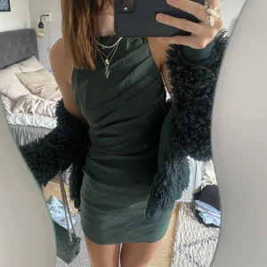 Klänning  - Så snygg klänning från zara med öppen rygg☺️