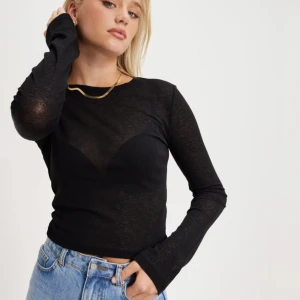 Tunn genomskinlig tröja  - Köpte tröjan på Nelly i vintras Tröjan har inte använts. Den är i bra skick. Tröjan är i xxs men är som xs. Original pris när jag köpte 250kr. Säljaren står för frakten