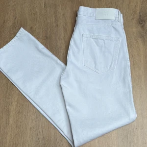Vita jeans från Taktil  - Vita jeans inköpta på Volt Modell ”Taktil Herman Straight”  Inköpta mars 2023, aldrig använda pga modellen passar inte mig.   Nypris 899 kr
