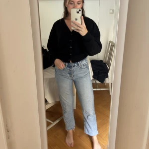 Ljusa slitna jeans - Säljer mina fina jeans från &Other Stories i storlek 27. Köparen står för frakt.