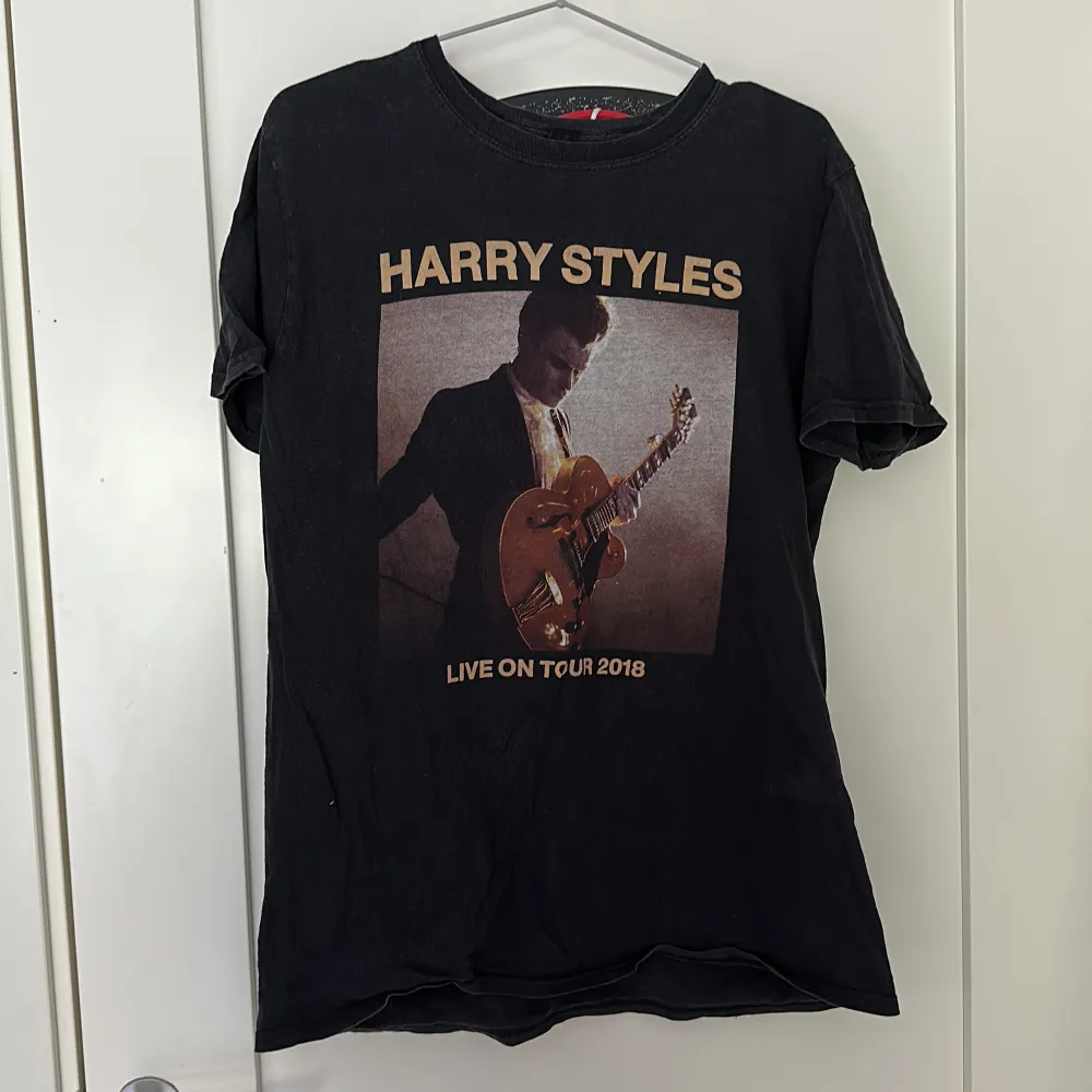 Harry Styles T-shirt köpt på hans konsert i Stockholm 2018, strl M. . T-shirts.
