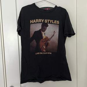 Harry Styles T-shirt köpt på hans konsert i Stockholm 2018, strl M. 