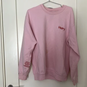 Harry Styles - Harry Styles Treat People With Kindness tröja köpt på hans konsert, har fläckar