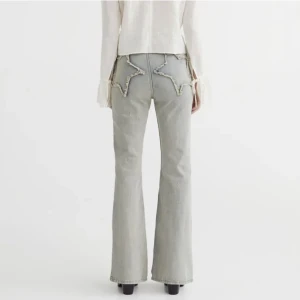 Jeans med stjärnor på bakfickan - Så snygga byxor köpta av en annan tjej här på Plick men passade tyvärr inte 💔aldrig använda!!