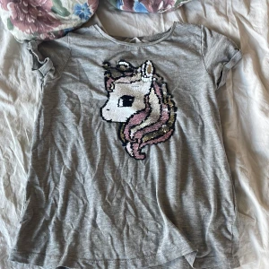 Unicorn tröja - Grå tröja med en enhörning gjord av paljetter på.Rätt så urtvättad,därav priset,men ändå rättså fin🦄⭐️