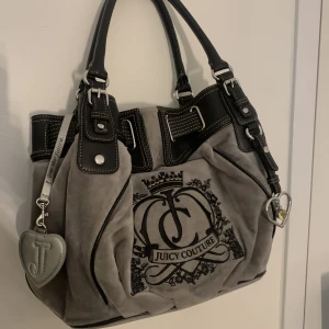 Juicy couture väska  - I jätte bra skick! Äkta juicy💞 skriv om du har frågor eller vill ha mer bilder 🫶🏻säljer även en matchande plånbok i annan annons :) 