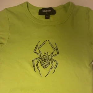 Rhinestones babytee - Limegrön babytee med rhinestones spindel💚💚 inte kommit till användning 
