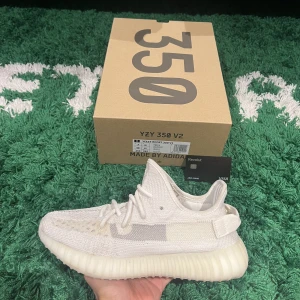 Yeezy 350 Bone - Yeezy 350 Bone  Storlek: US7/EU 40 Condition: Använts 3-5 Gånger/ OG All [PM för mer bilder] Pris: 1800kr  Kvitto och referenser finns Frakt är inräknat i priserna