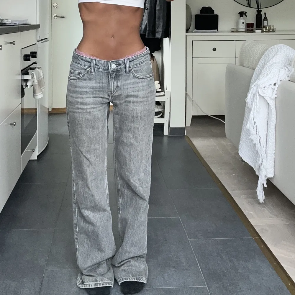 Säljer dessa Lågmidjade jeans i grå tvätt🩶 från Weekday, modellen heter Arrow Low Straight Jeans.  Jag har aldrig använt, de är för långa på mig. Jättefint skick! Storlek w24 L30 24/30   Säljer även ett par till i samma modell men annan tvätt 💙i profilen . Jeans & Byxor.