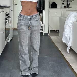 Säljer dessa Lågmidjade jeans i grå tvätt🩶 från Weekday, modellen heter Arrow Low Straight Jeans.  Jag har aldrig använt, de är för långa på mig. Jättefint skick! Storlek w24 L30 24/30   Säljer även ett par till i samma modell men annan tvätt 💙i profilen 
