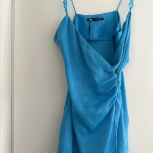 Zara klänning  - Klänning inköpt på zara, stl M