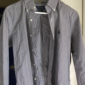 Ralph lauren skjorta - Långärmad skjorta från Ralph lauren i utmärkt skick men har inte strykts på ett tag så därför är den ganska skrynklig, kan stryka innan den skickas om det önskas. För mer info, skriv. Pris kan diskuteras.
